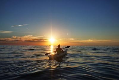 Paseo en kayak por el mar al atardecer en Poreč