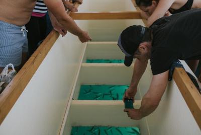 Panorama del atardecer y barco de cristal