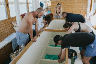 Panorama de la mañana y bote de cristal