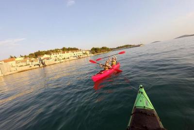 Kayak a la isla Prvić Kayak a la isla Prvić