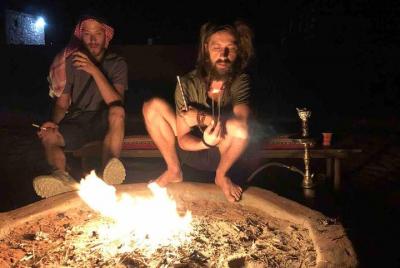 Experiencia completa de Wadi Rum: almuerzo, cena, excursión en je