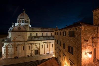 Tour a pie diario o nocturno por Šibenik medieval Tour a pie diario o nocturno por Šibenik medieval