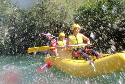 Aventura practicando rafting en el río Cetina desde Split