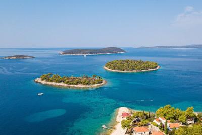 Speedboat Blue Lagoon & 3 Islands tour from Trogir