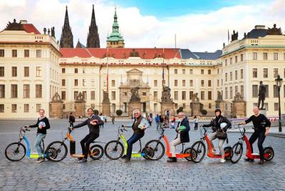 Praga: E-bike / E-scooter Tour grupal