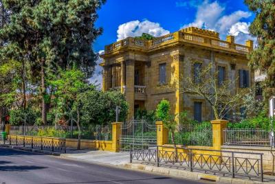 Paseo arquitectónico de Nicosia con un local Paseo arquitectónico de Nicosia con un local