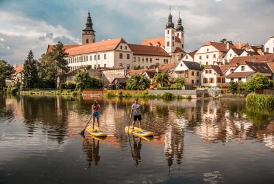 Experiencia de paddle surf SUP en grupos pequeños en Telč Experiencia de paddle surf SUP en grupos pequeños en Telč