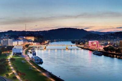 Servicio diario de ida y vuelta en autobús compartido desde Cesky