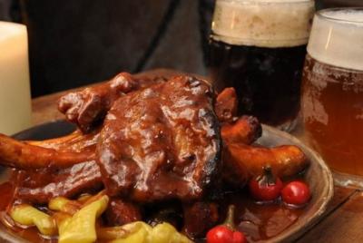 Cena y espectáculo medievales.