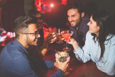  Cócteles y champán en bares escondidos en el casco antiguo