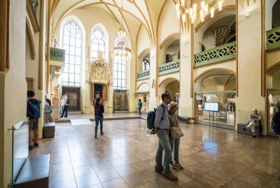 Ciudad vieja y judía: interiores, café y pastel