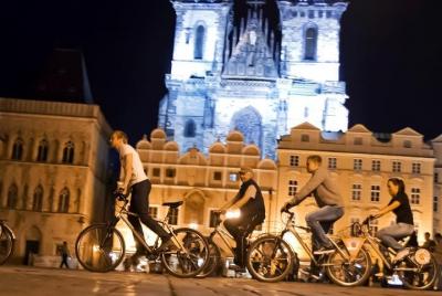 PRAGA NOCTURNA - tour en bicicleta por la ciudad y el río PRAGA NOCTURNA - tour en bicicleta por la ciudad y el río