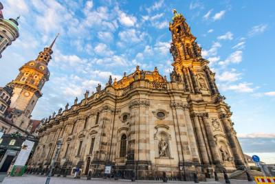 Paseo arquitectónico de Dresde con un local