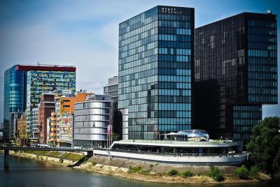 Dusseldorf Like a Local: Tour privado personalizado Dusseldorf Like a Local: Tour privado personalizado