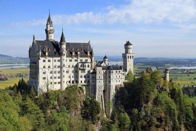 Excursión de día completo al castillo de Neuschwanstein incl. Paseo en carruaje y visita guiada. Excursión de día completo al castillo de Neuschwanstein incl. Paseo en carruaje y visita guiada.