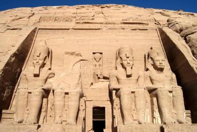 Templos de Abu Simbel en vehículo privado con aire acondicionado Templos de Abu Simbel en vehículo privado con aire acondicionado