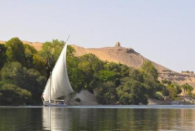 Desde Aswan disfruta de un Full Day Felucca navegando desde la ma