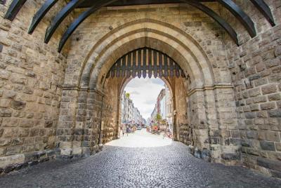 Paseo histórico por Colonia con un local