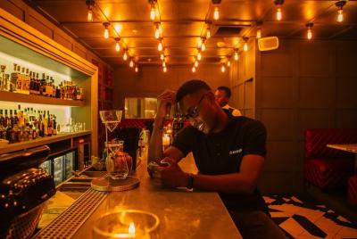 Descubra la vida nocturna LGBT de Colonia con un local