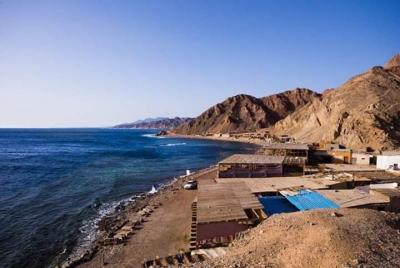 Cañón de color y agujero azul de Sharm El Sheikh Cañón de color y agujero azul de Sharm El Sheikh