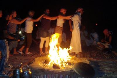 Cena beduina en las montañas en Dahab Cena beduina en las montañas en Dahab