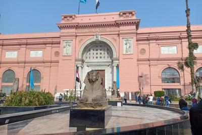 Pirámides de escala de El Cairo, Museo, Bazar