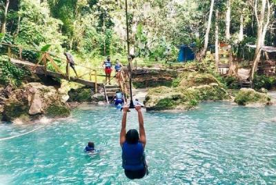 Irie Blue Hole Adventure y Bamboo Blu Beach Club Experience de Ki