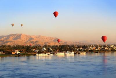Viaje en globo aerostático a Luxor al amanecer