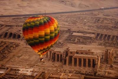 Experiencia de paseo en globo aerostático al amanecer en Luxor Experiencia de paseo en globo aerostático al amanecer en Luxor