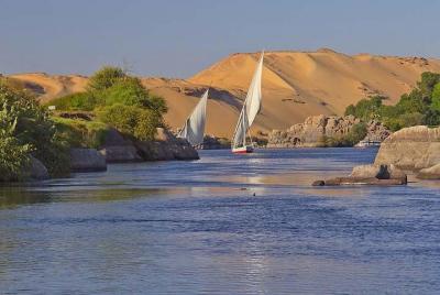 Paseo del río Nilo en Felucca en Luxor Paseo del río Nilo en Felucca en Luxor