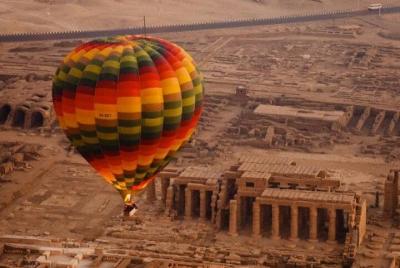 Paseo en globo aerostático al amanecer Paseo en globo aerostático al amanecer
