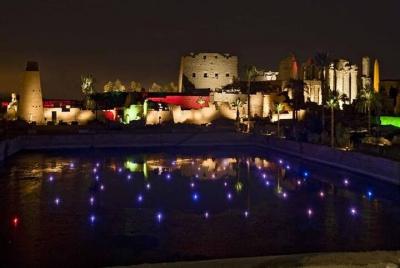 Espectáculo de luz y sonido en el templo de Karnak en Luxor Espectáculo de luz y sonido en el templo de Karnak en Luxor