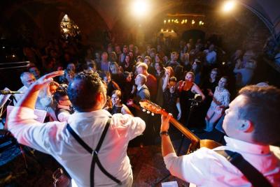 Pub Crawl- ¡Tu mejor noche en Riga con nuestro guía local!