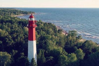 Isla Naissaar en camión militar: faro, fuertes y túneles subterrá