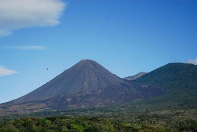 Caminata privada a los volcanes activos Izalco y Cerro Verde. ¡2 