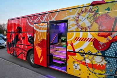 Traslado al aeropuerto de Tallinn Party Bus  Traslado al aeropuerto de Tallinn Party Bus