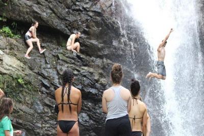 Excursión a las cascadas (Biausevu) con el pueblo de Fiji y prees Excursión a las cascadas (Biausevu) con el pueblo de Fiji y prees