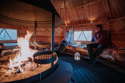 Salmón flameado en una cabaña estilo Laponia a 30 minutos de Hels