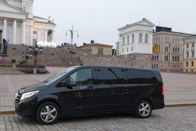 Recorrido turístico privado por Helsinki en coche VIP para 1-6 pa