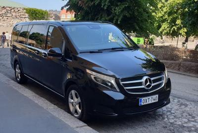 Helsinki con el coche VIP del conductor ESP (eliminación de autom