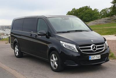 Traslado privado al aeropuerto en la región de Helsinki