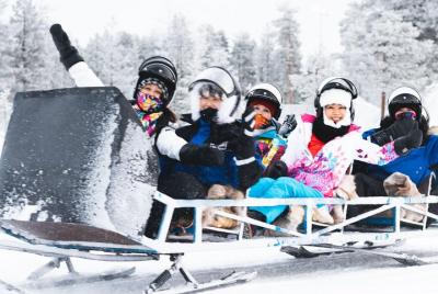 Paseo en trineo de Santa Claus alrededor del Círculo Polar Ártico