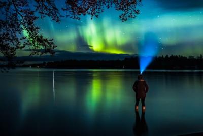 Pícnic con la aurora boreal en otoño en Rovaniemi 