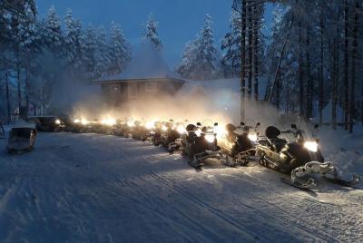  Safari nocturno en motos de nieve en Rovaniemi