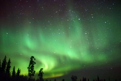 Búsqueda de auroras boreales en un Kota local en Rovaniemi con ce
