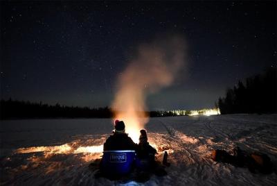 Caminata nocturna con raquetas de nieve en el desierto del Círcul