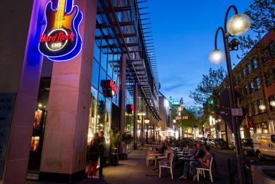 Evite las colas: Hard Rock Cafe Cologne incluyendo comida