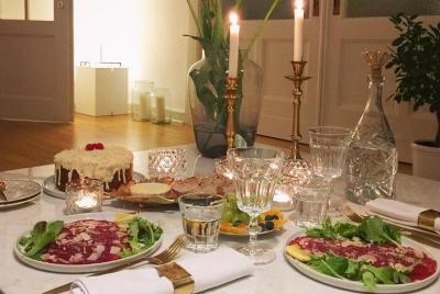 Elegante cena alemana con un blogger de comida