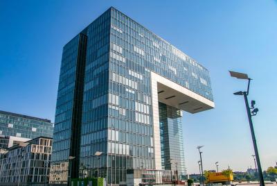 Paseo arquitectónico de Colonia con un local