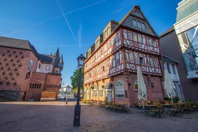 Descubra el casco antiguo de Frankfurt de Hochst con un local Descubra el casco antiguo de Frankfurt de Hochst con un local